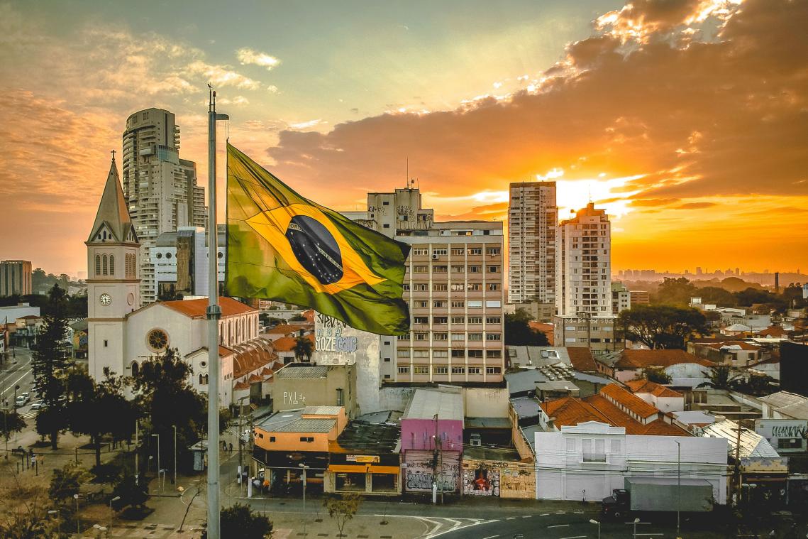 BIZAR. Braziliaanse adoptiekinderen stellen zichzelf tentoon op catwalk aan kandidaat-ouders