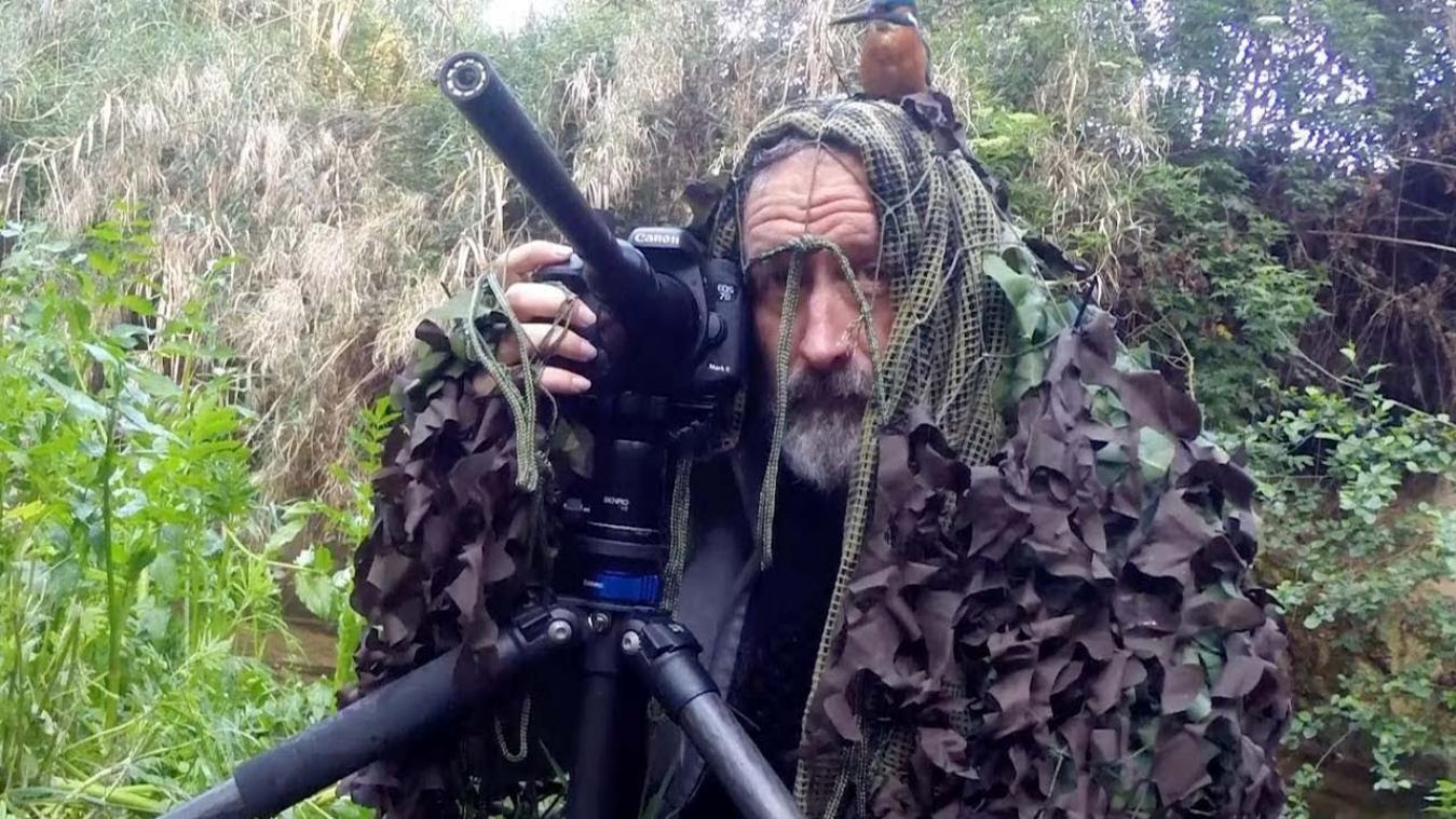 VIDEO. Fotograaf wacht uren op ijsvogel, die dan op zijn hoofd neerstrijkt