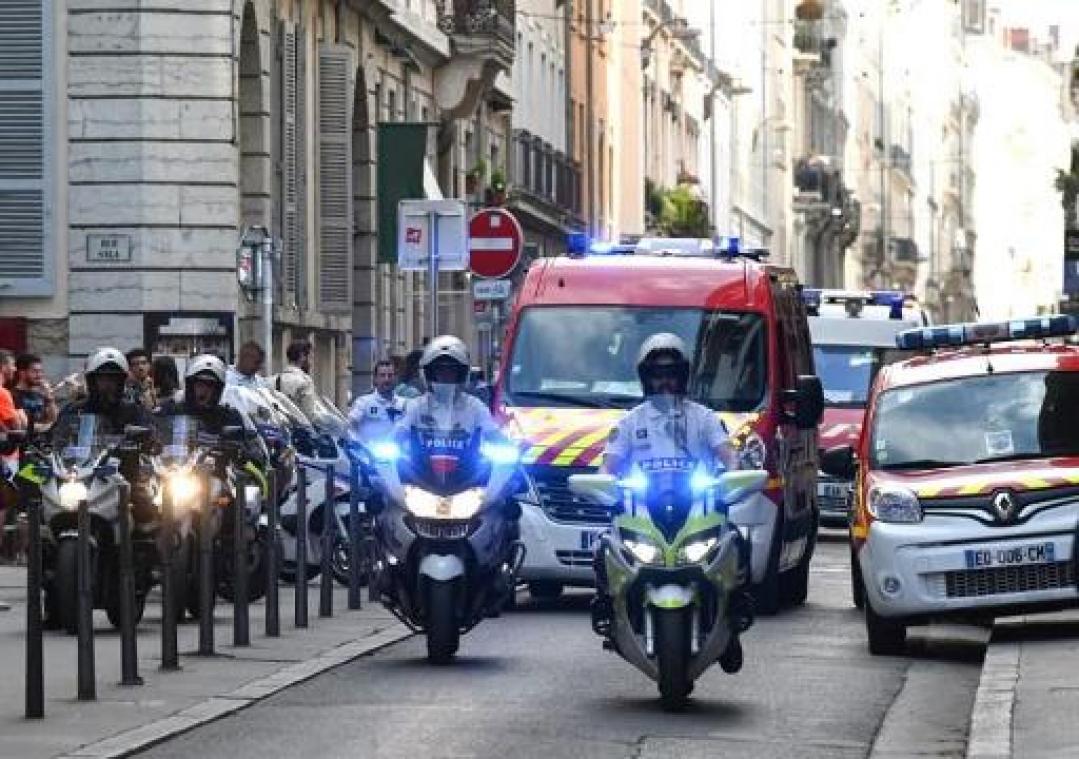 Politie houdt klopjacht op verdachte, tiental lichtgewonden