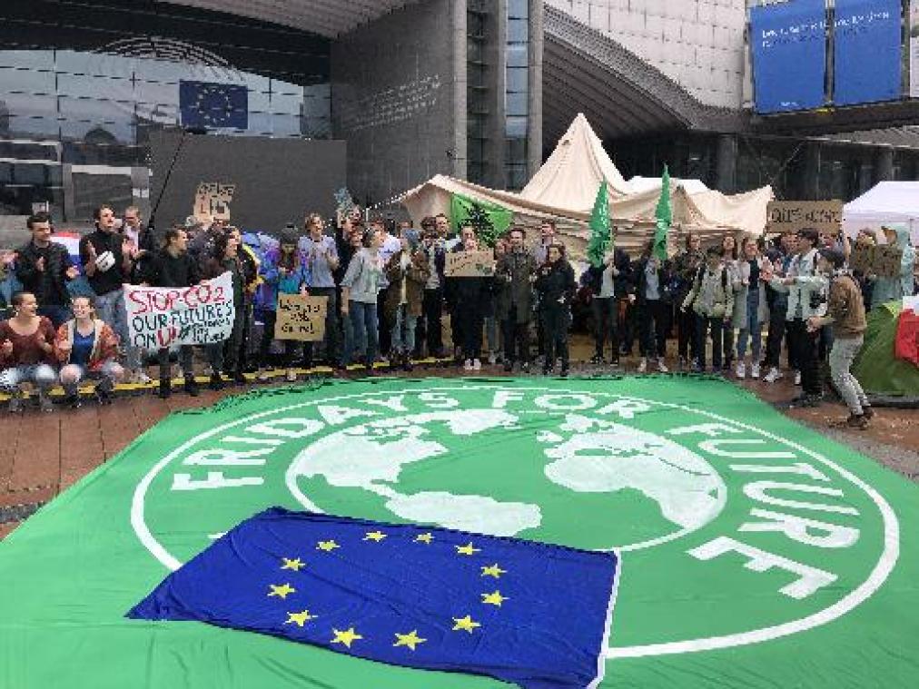 Klimaatjongeren zetten tenten op aan Europees parlement