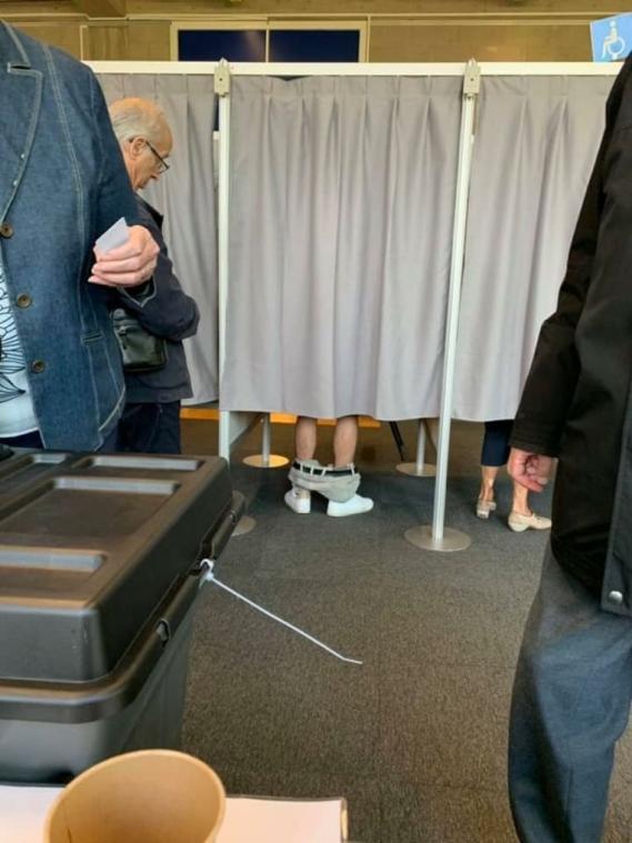Antwerpse man stemt met de billen bloot