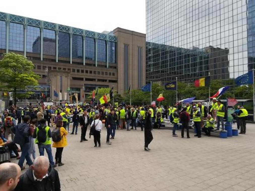 Tweede groep gele hesjes trekt door voetgangerszone