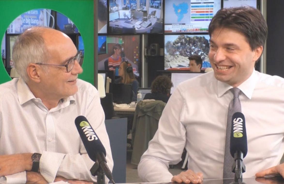 VIDEO. VRT-journalist krijgt slappe lach na persconferentie van Vlaams Belang