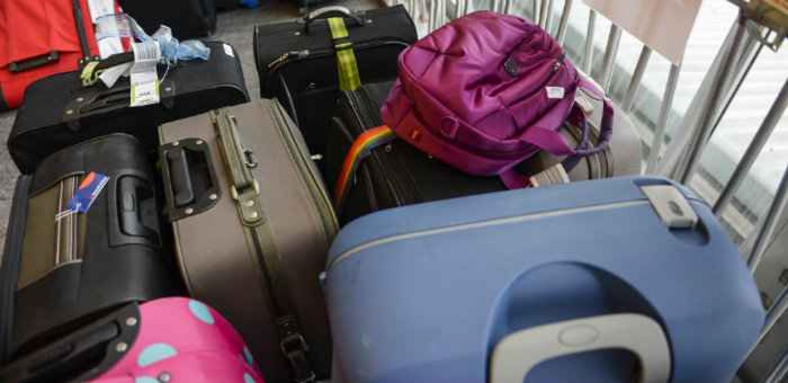 Passagier filmt hoe bagageafhandelaars omgaan met de reiskoffers...