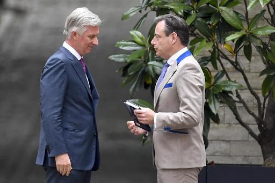 De Wever doet koning zijn boek "Over Identiteit" cadeau