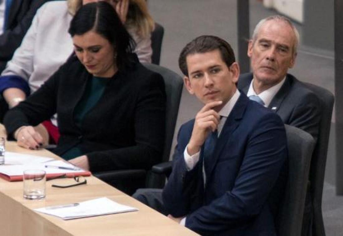 Regering Oostenrijks kanselier Kurz door parlement de laan uitgestuurd