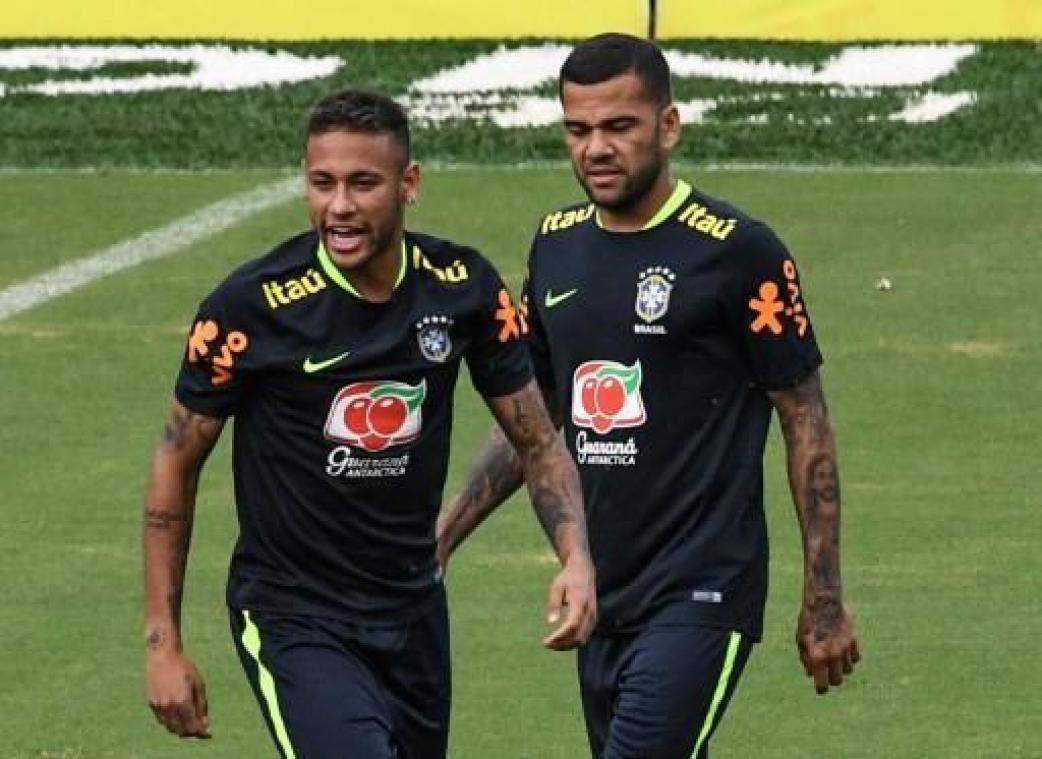 Neymar verliest aanvoerdersband aan Dani Alves