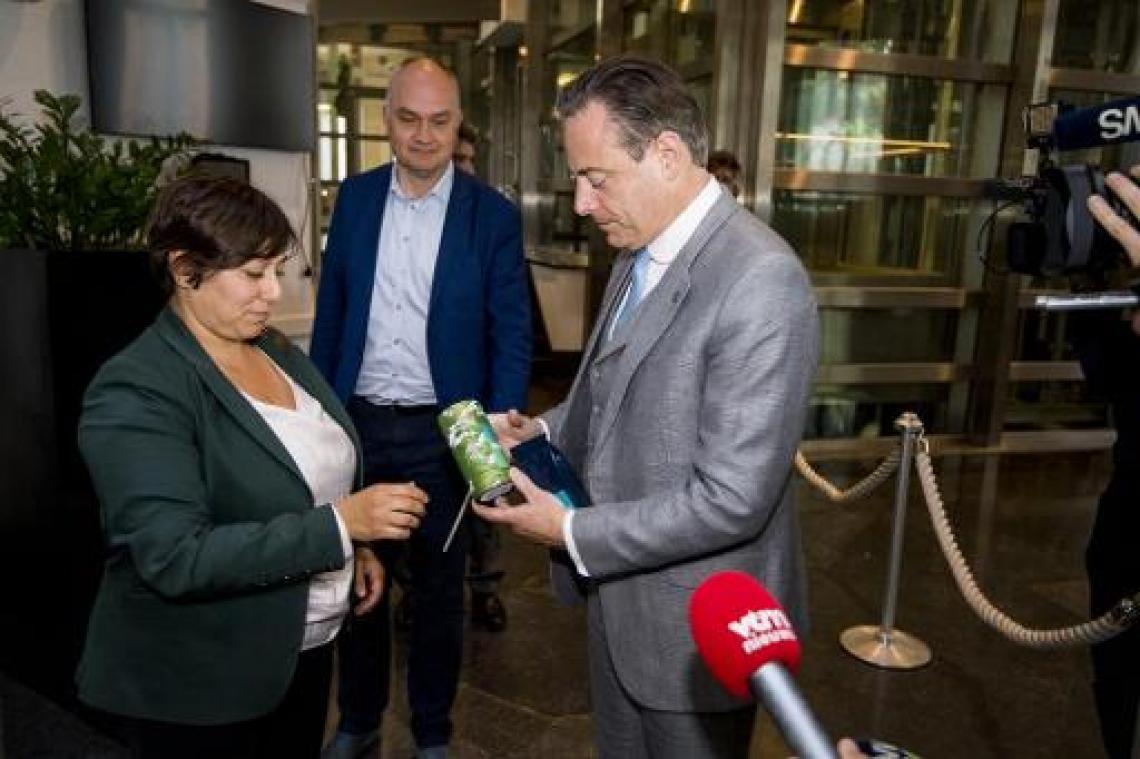 Almaci krijgt groene thee van De Wever