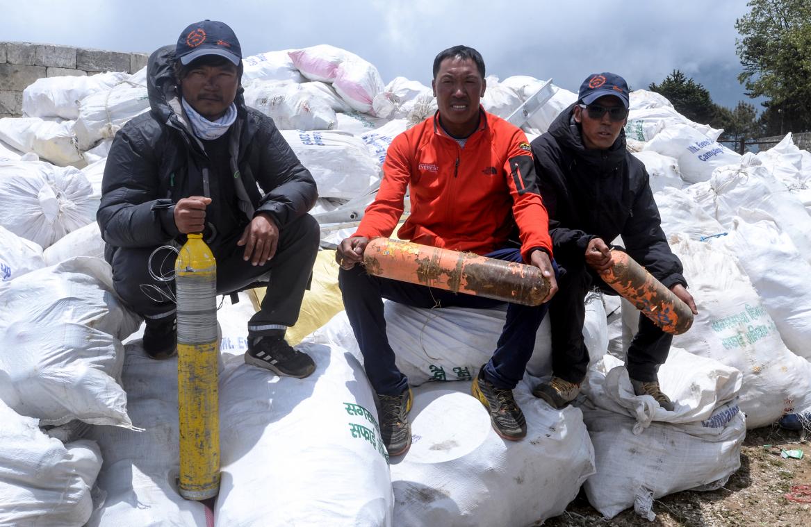 Vier lijken en tien ton afval verzameld op Mount Everest