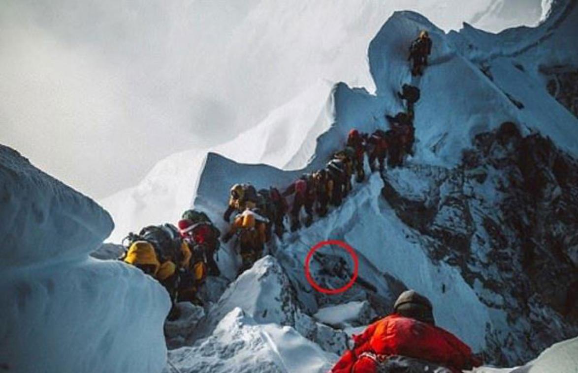 Harde realiteit: alpinisten passeren lijk op weg naar de top van de Mount Everest