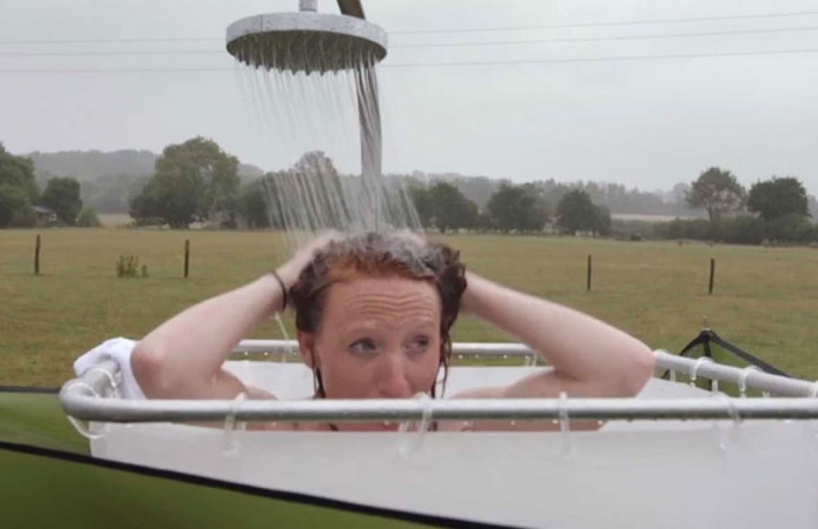 VIDEO. Linde Merckpoel neemt douche in open lucht: "Ik heb mij nog nooit zo bloot gevoeld"