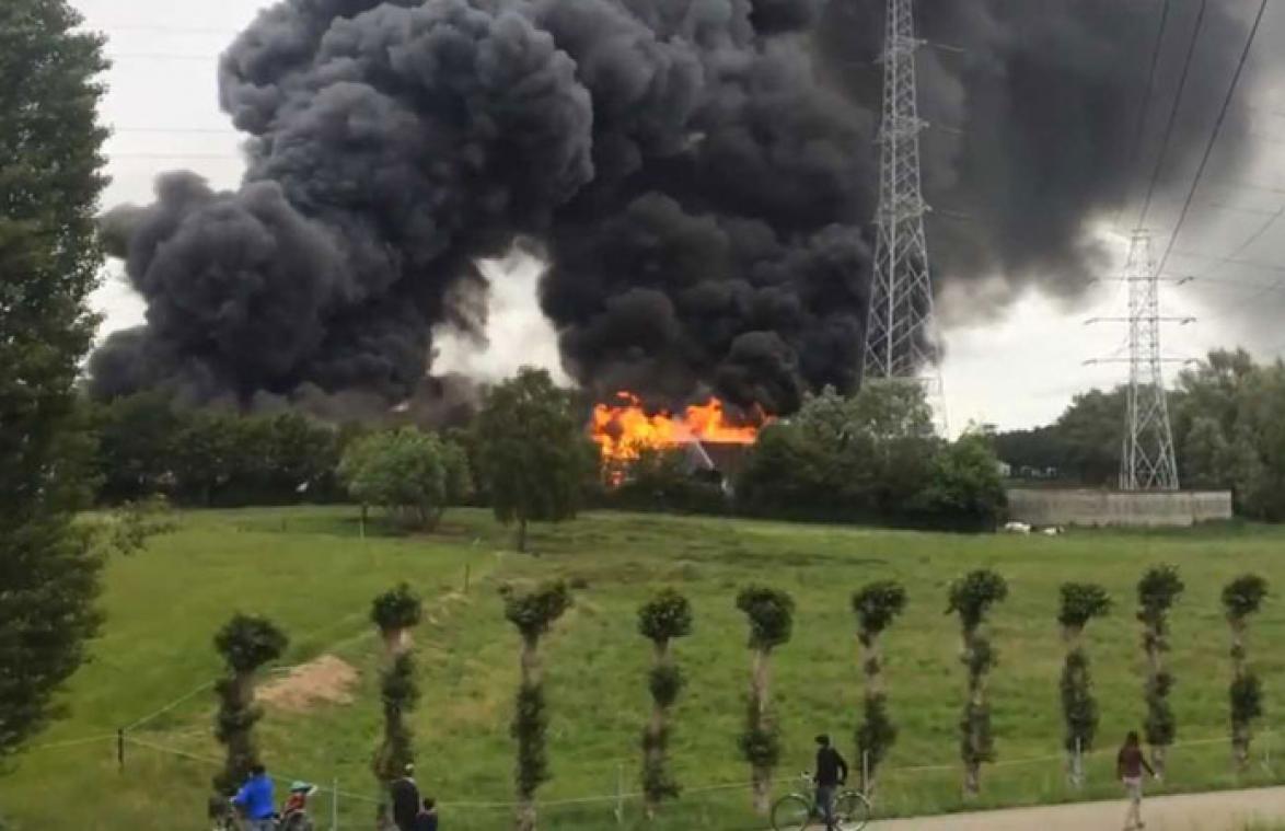 VIDEO. Zware brand in West-Vlaams bedrijf: "Vermijd de omgeving"