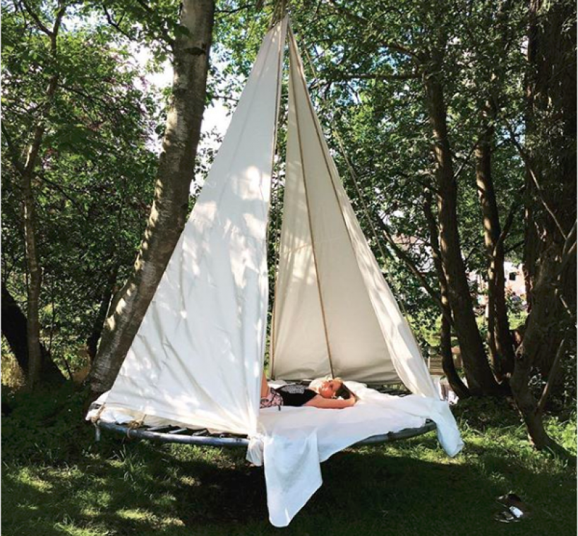 Tover je oude trampoline om tot een zalig schommelbed
