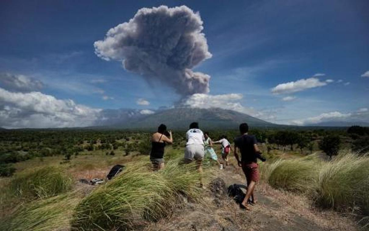 Vulkaan op Bali spuwt as tot 2 km, "maar geen gevaar voor toeristen"