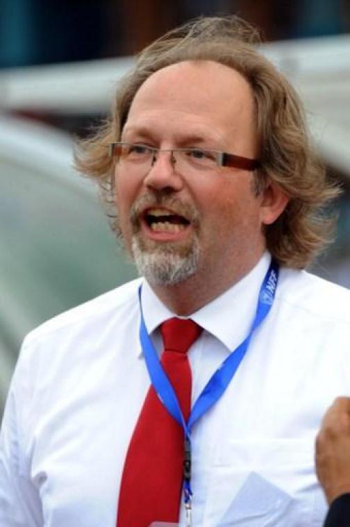 Belgen in het buitenland - Tom Saintfiet verlengt contract bij Gambia