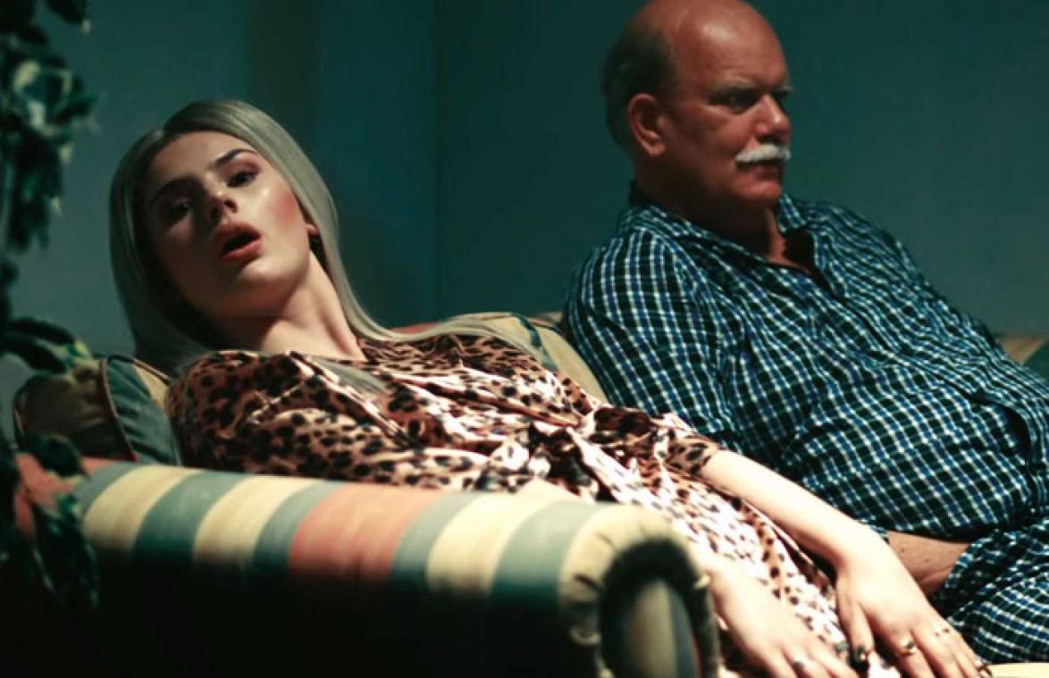 VIDEO. Famke Louise lanceert choquerende videoclip met masturberende man