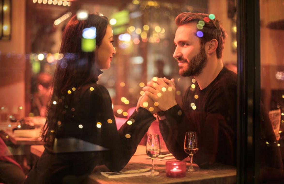 Man ontmoet vrouw via Tinder, maar dan ontdekt hij DIT over haar moeder