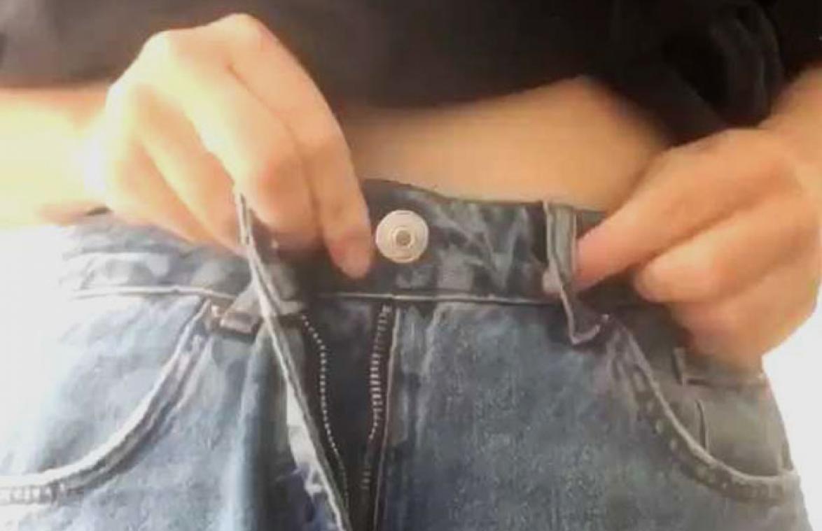 Zo past een te grote broek perfect zonder een riem te gebruiken