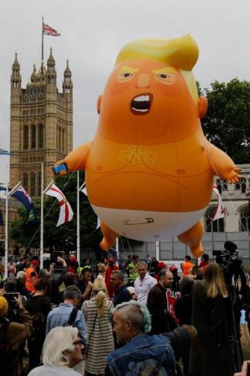 Trumpballon en -sculptuur present op protest tegen Amerikaanse president in Londen