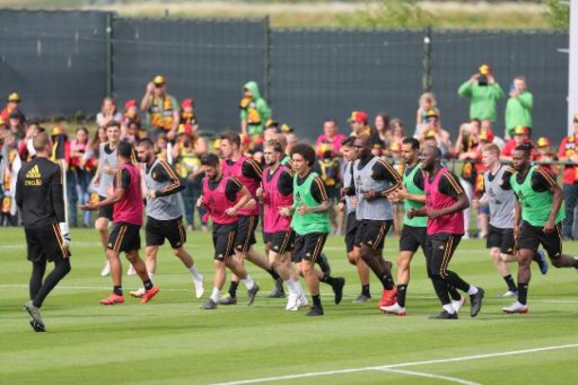 Martinez verwelkomt 25 Duivels op eerste training, fanclub zet Eden Hazard in de bloemen