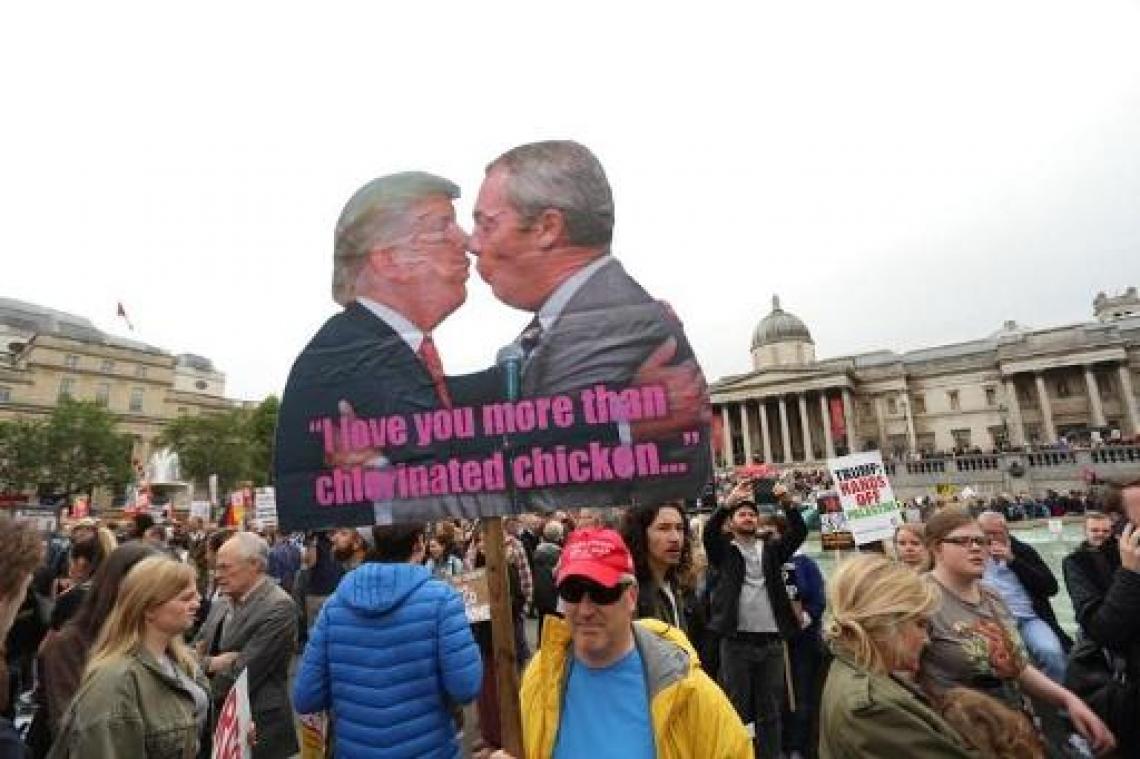 Euroscepticus Nigel Farage gespot aan Amerikaanse ambassadeurswoning in Londen