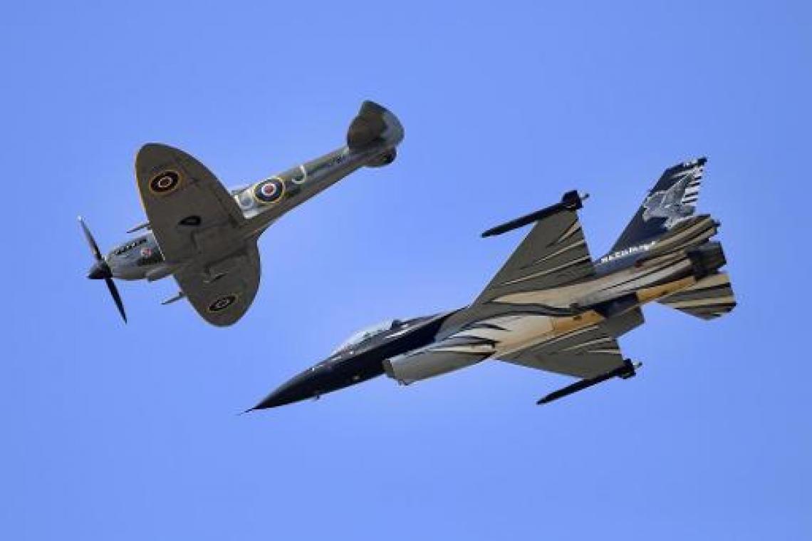 F-16's en een Spitfire vliegen over Brussel
