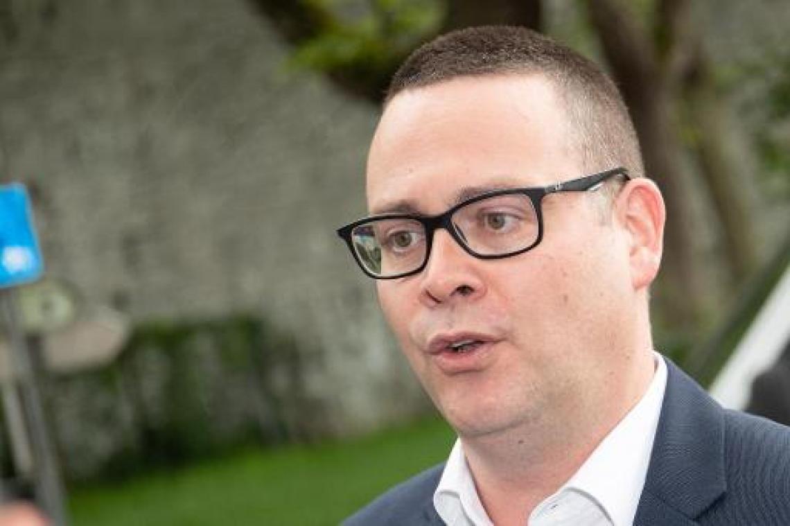 Fractieleider Hedebouw leidt nieuwe PVDA-verkozenen rond in de Kamer