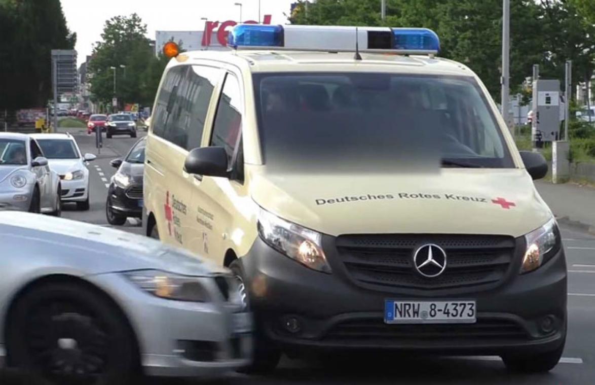 VIDEO. Onoplettende BMW-chauffeur knalt op aanstormende ziekenwagen