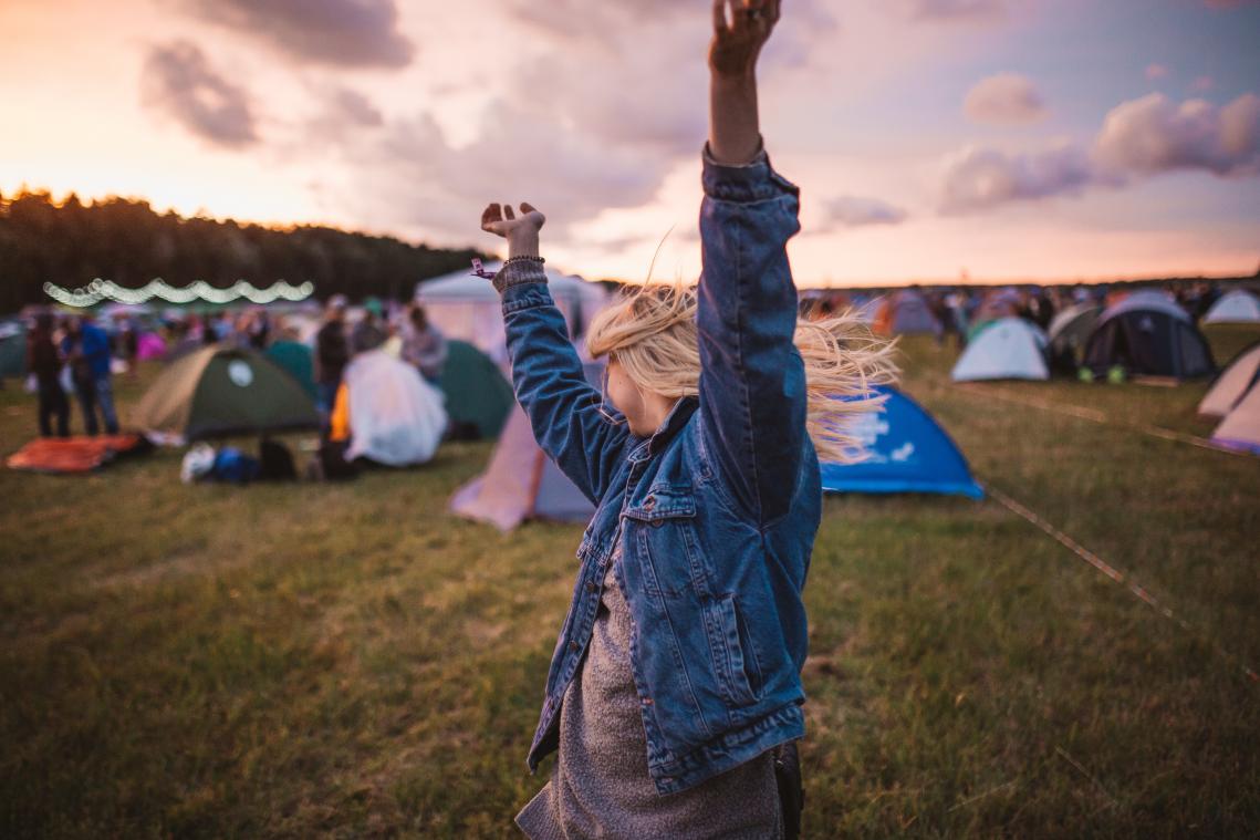 Acht beauty essentials voor in de festivaltent