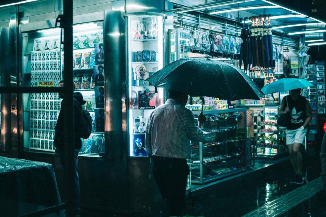 Word je natter als je wandelt of loopt door de regen? Dit is het antwoord