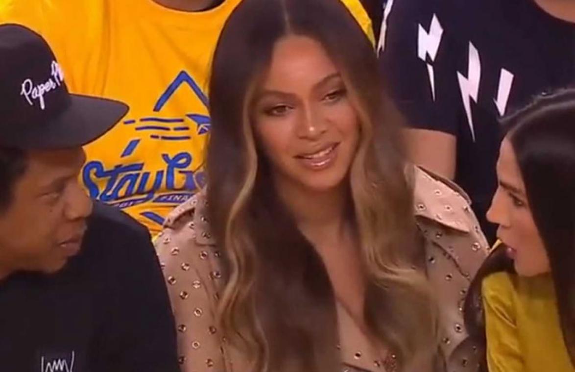 VIDEO. Beyoncé duidelijk geïrriteerd door vrouw die met Jay-Z praat