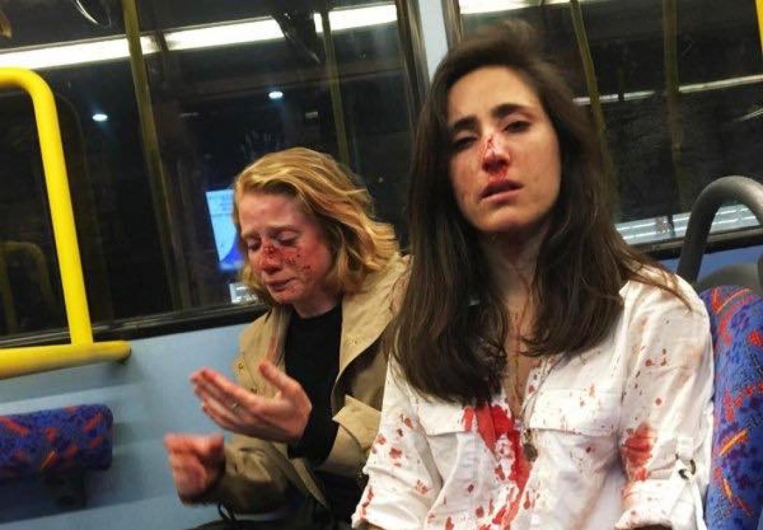 Twee vrouwen aangevallen op bus omdat ze weigerden elkaar te kussen