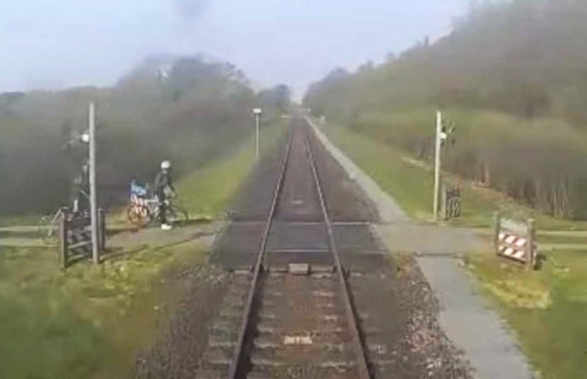 VIDEO. Wielrenner ontsnapt maar NET aan aanstormende trein in Nederland