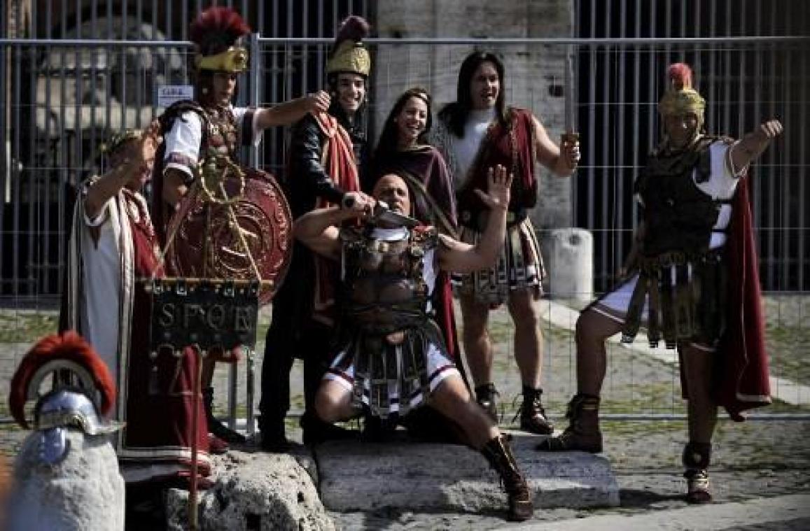 Rome verbiedt nepgladiatoren die toeristen lastigvallen