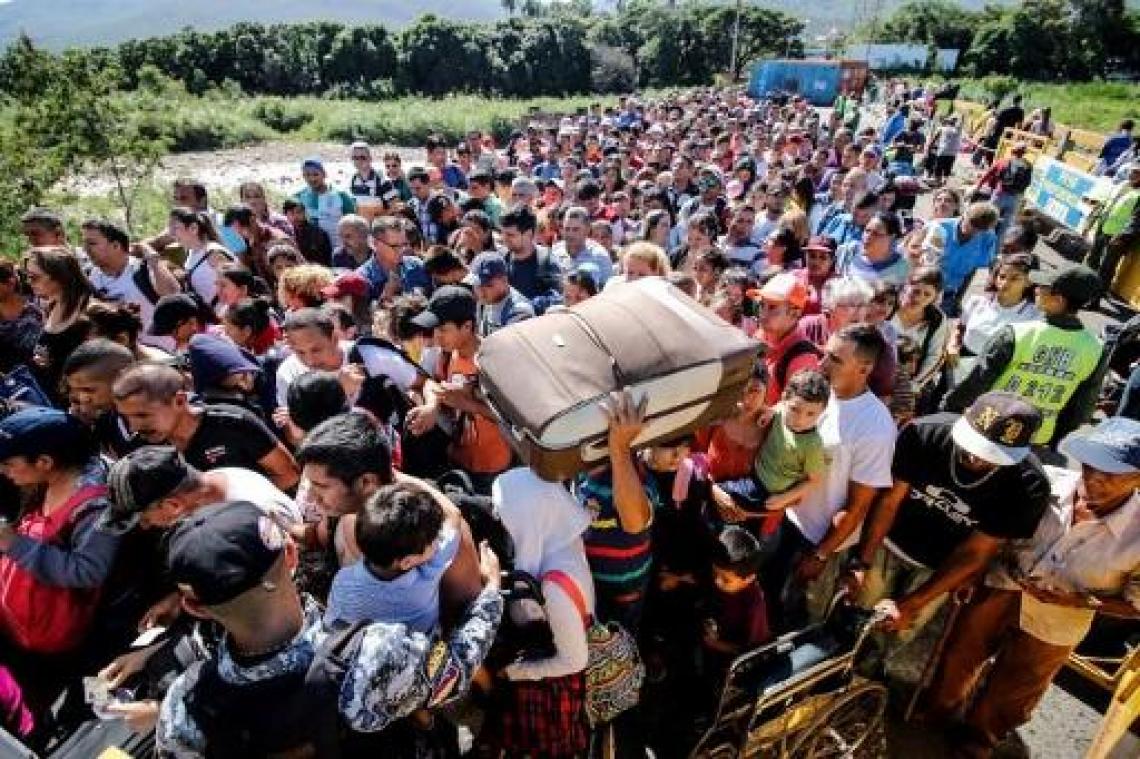 Duizenden Venezolanen halen voedsel en medicijnen in Colombia na heropening grens