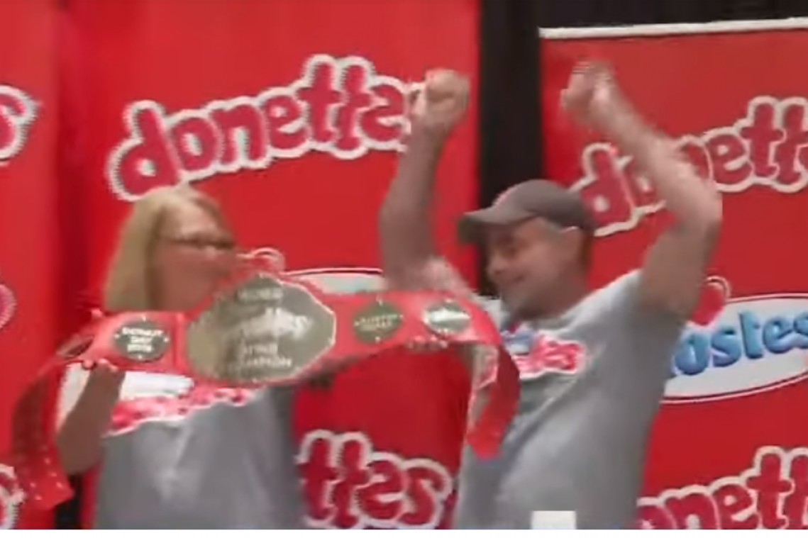 BIZAR. Amerikaan werkt 235 donuts naar binnen in 6 minuten