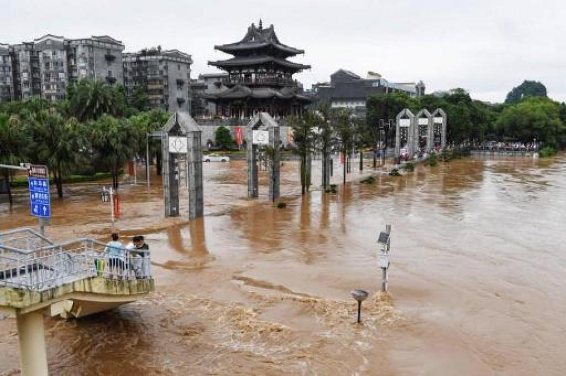 Minstens negentien doden bij overstromingen in zuiden van China