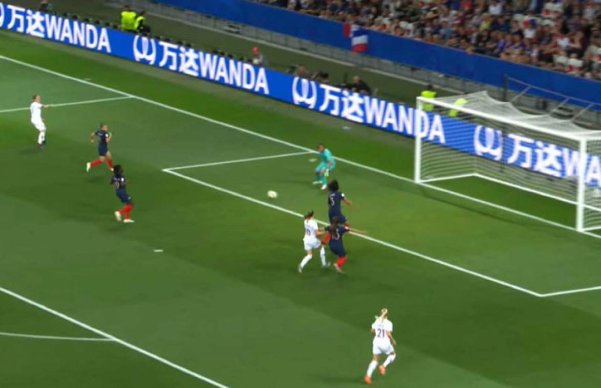 VIDEO. Onbegrijpelijke owngoal van Frankrijk op het WK voor vrouwen