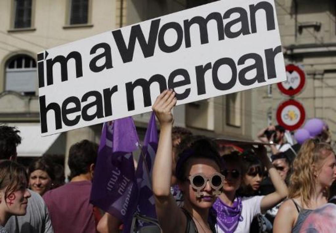 Zwitserse vrouwen massaal op straat voor gelijke rechten