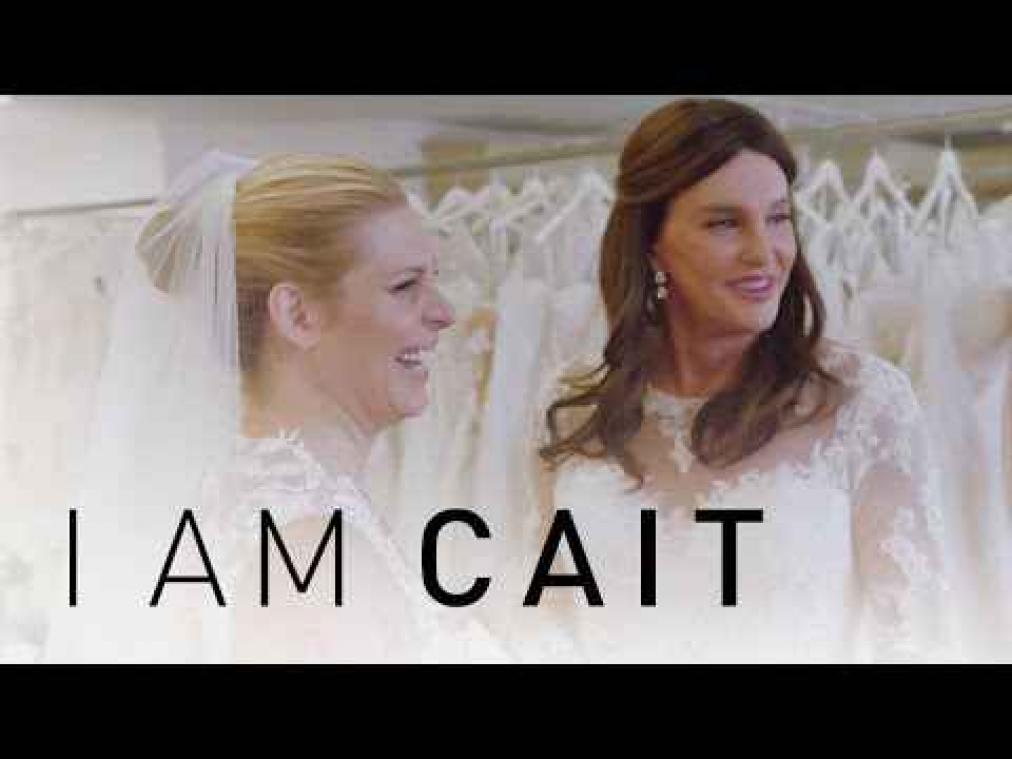 Caitlyn Jenner schittert in trouwjurk