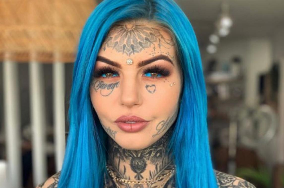BIZAR. Vrouw met blauwe oogboltattoos spendeerde al bijna 25.000 euro aan haar opmerkelijke look