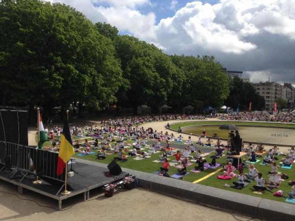Duizendtal deelnemers voor yogasessie in Jubelpark op Brussels Yoga Day