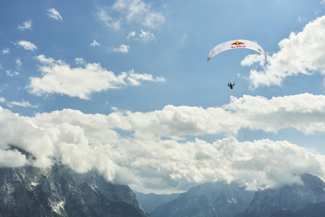 Meer dan dertig parapenters in een waanzinnige race door de Alpen