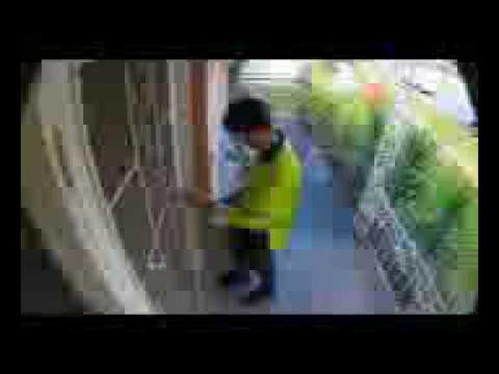VIDEO. Pakjesbezorger laat iets meer achter dan enkel een bestelling...
