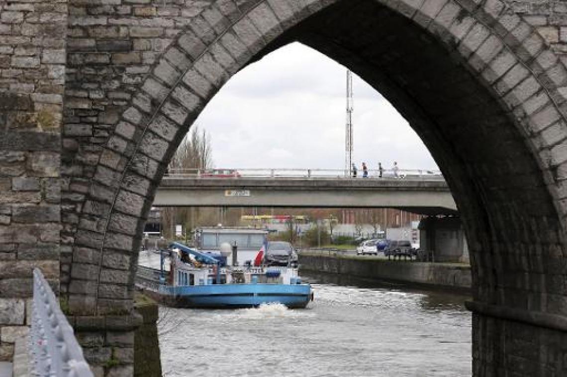 Politieman redt koppel dat in Schelde sprong in Doornik