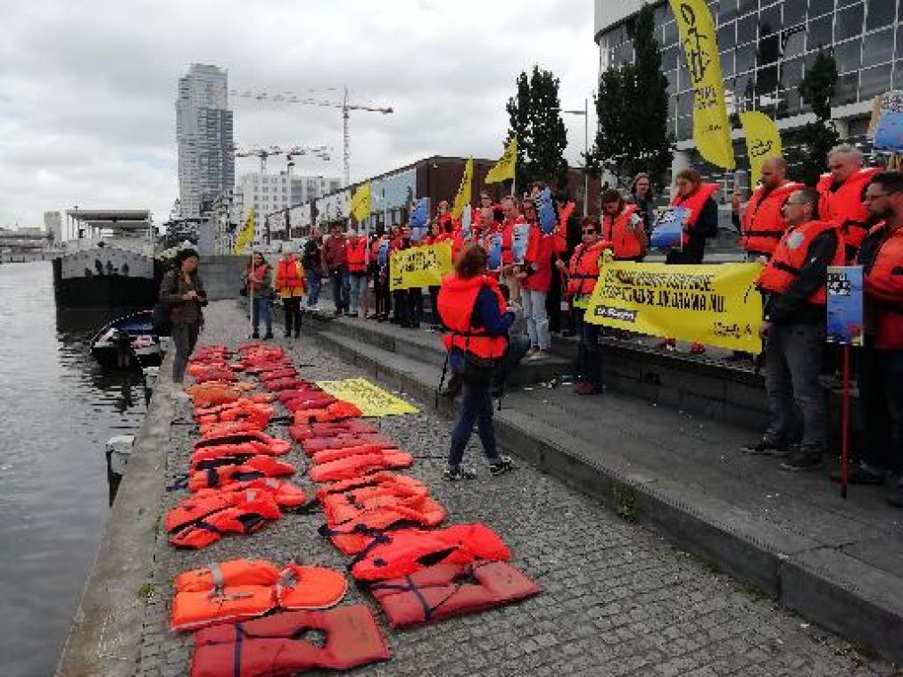 Amnesty International voert actie op kanaal Brussel-Charleroi