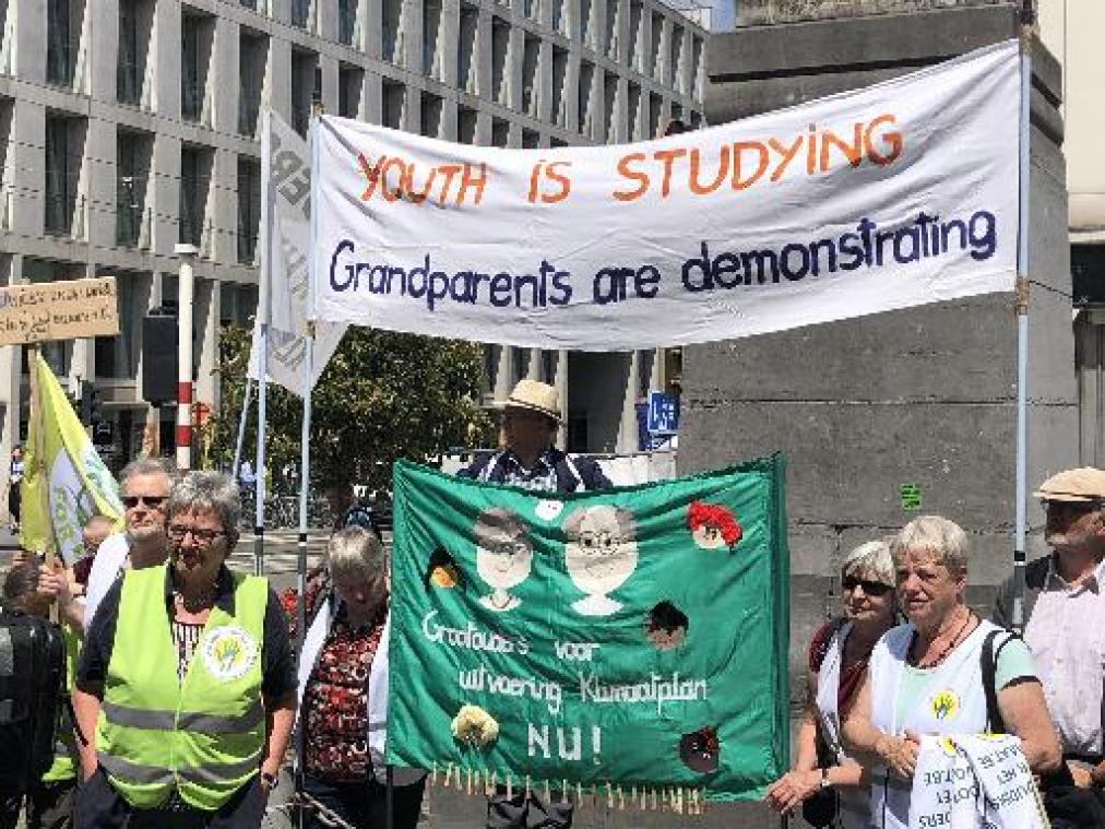 "Climate Bastards" zetten protest van klimaatjongeren voort tijdens examens