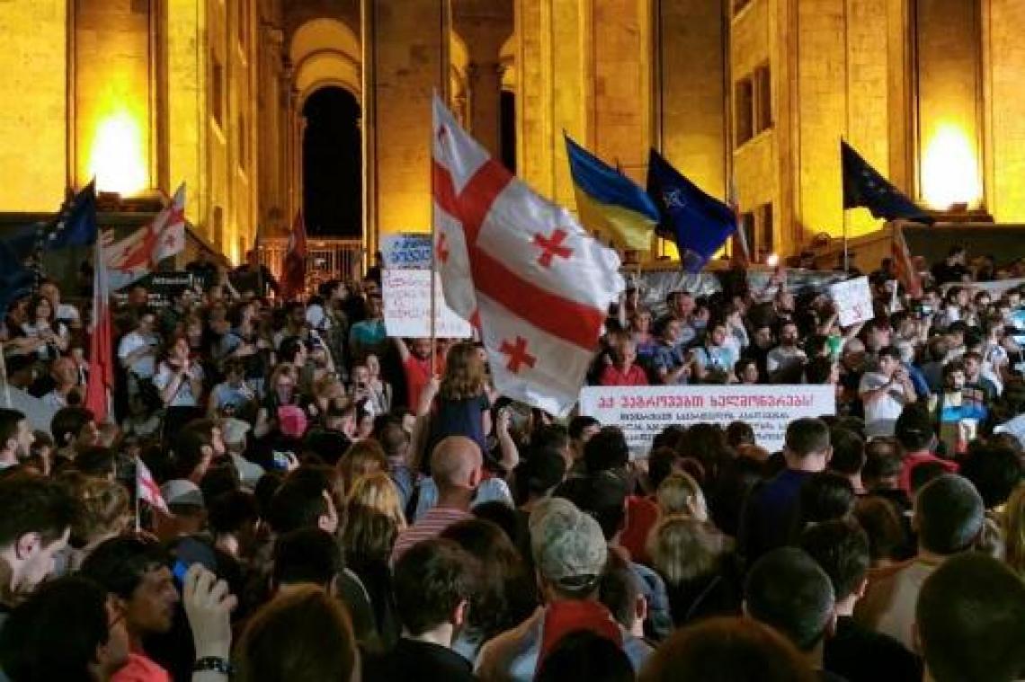 Duizenden demonstranten proberen Georgische parlement te bestormen