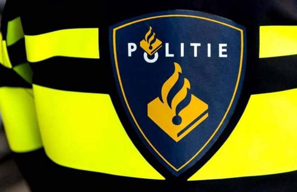 Politie stopt roekeloze bromfietser met nu wel heel gênante nummerplaat