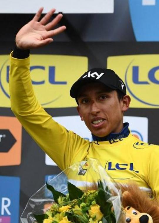 Egan Bernal verstevigt leidersplaats met winst op Sankt Gotthardpass